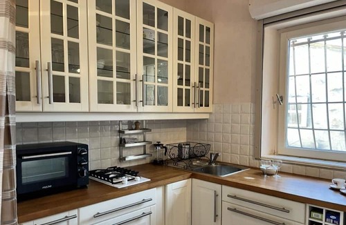 Eygalieres House | Cosy retreat in Eygalieres with artist studio. Walking distance to the village