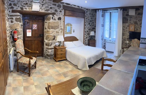 Navarra Pyrenees Apartment | Studio Apartment 'Etxezuria' with Mountain View, Private Garden and Wi-Fi
