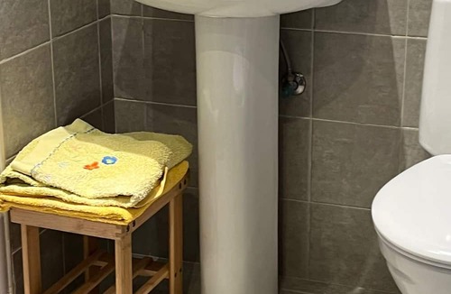 Navarra Pyrenees Apartment | Studio Apartment 'Etxezuria' with Mountain View, Private Garden and Wi-Fi