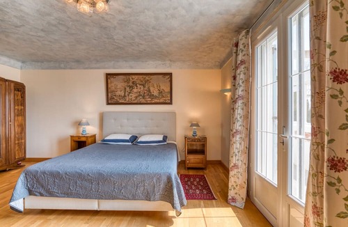 Arles House | Room 'Chambre 1' with Shared Pool, Wi-Fi and Air Conditioning