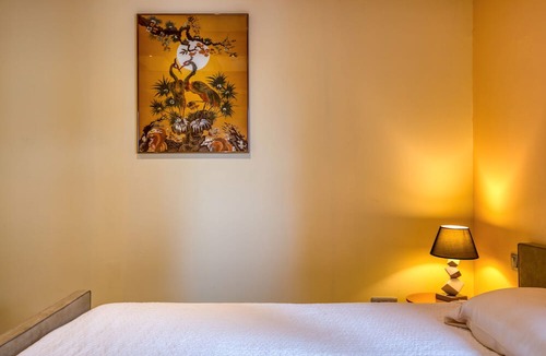 Arles House | Apartment 'Chambre 3' with Shared Pool, Wi-Fi and Air Conditioning