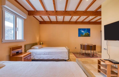 Arles House | Apartment 'Chambre 3' with Shared Pool, Wi-Fi and Air Conditioning