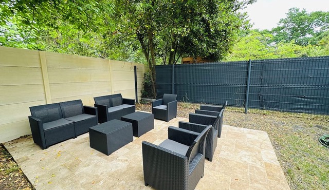 Large 10-bedroom house - Jacuzzi - Garden - Near Bordeaux & Tram