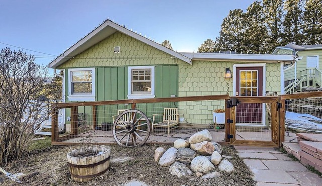 Fantastic Cabin with Fire Pit and Fireplace in Nederland, Colorado