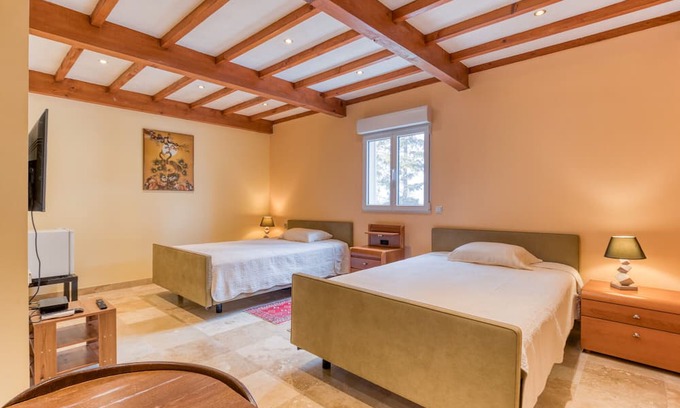 Arles House | Apartment 'Chambre 3' with Shared Pool, Wi-Fi and Air Conditioning